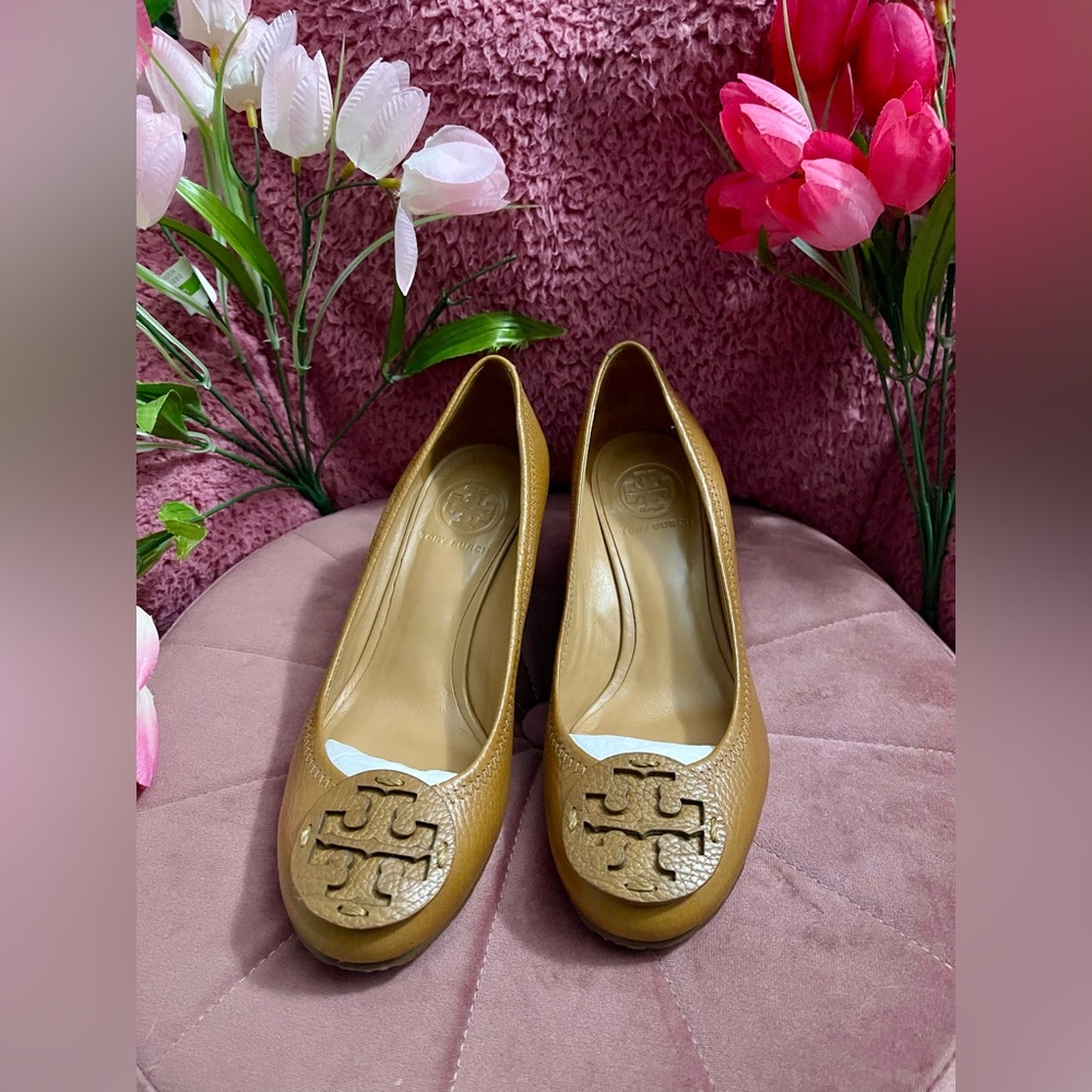 💖Pre-Loved Tory Burch Sally Tan Leather Wedges with Signature Medallion Size 6 - Picture 3 of 9